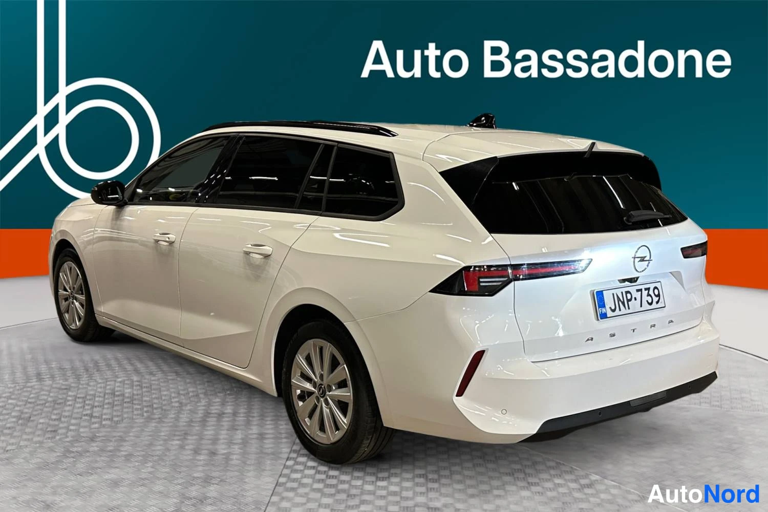 Valkoinen Opel Astra 2024, takaviisto, kuva 6