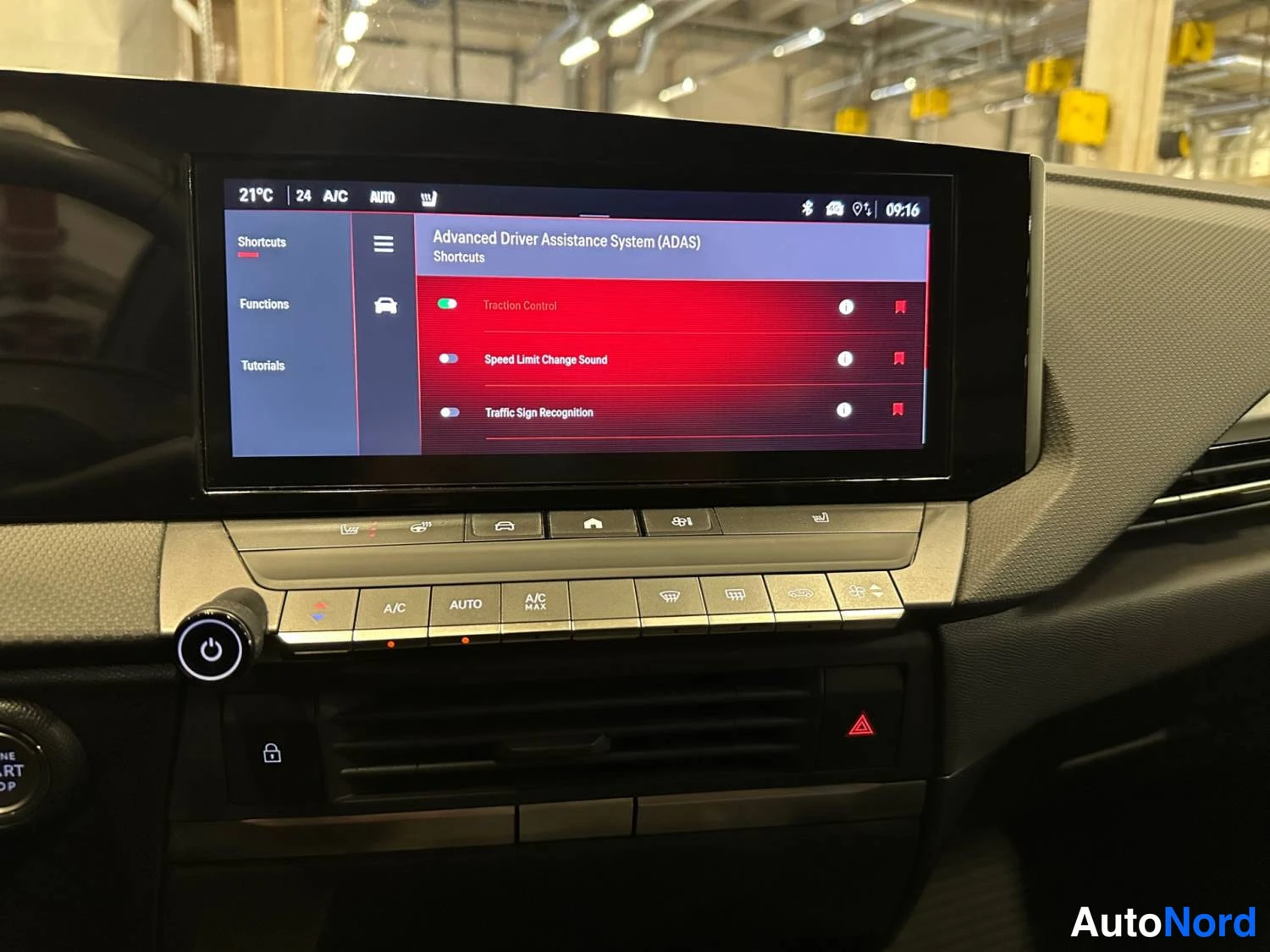 Valkoinen Opel Astra 2024, kuva 25