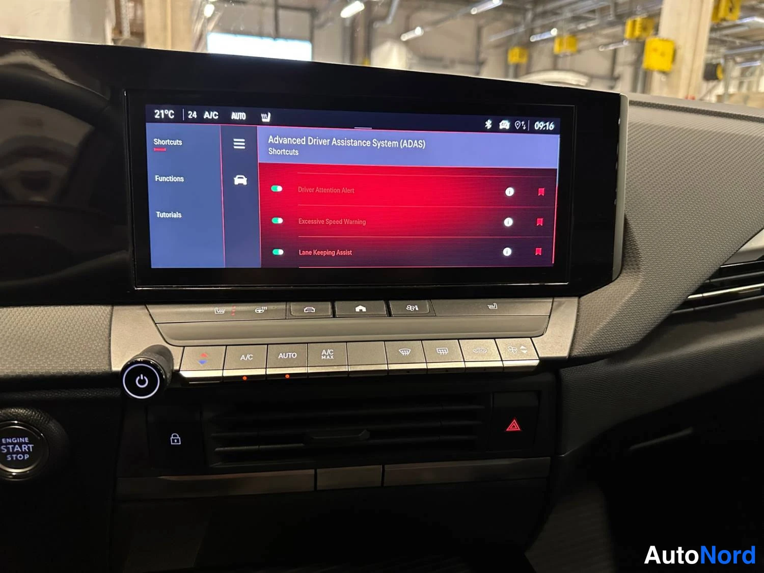 Valkoinen Opel Astra 2024, kuva 26