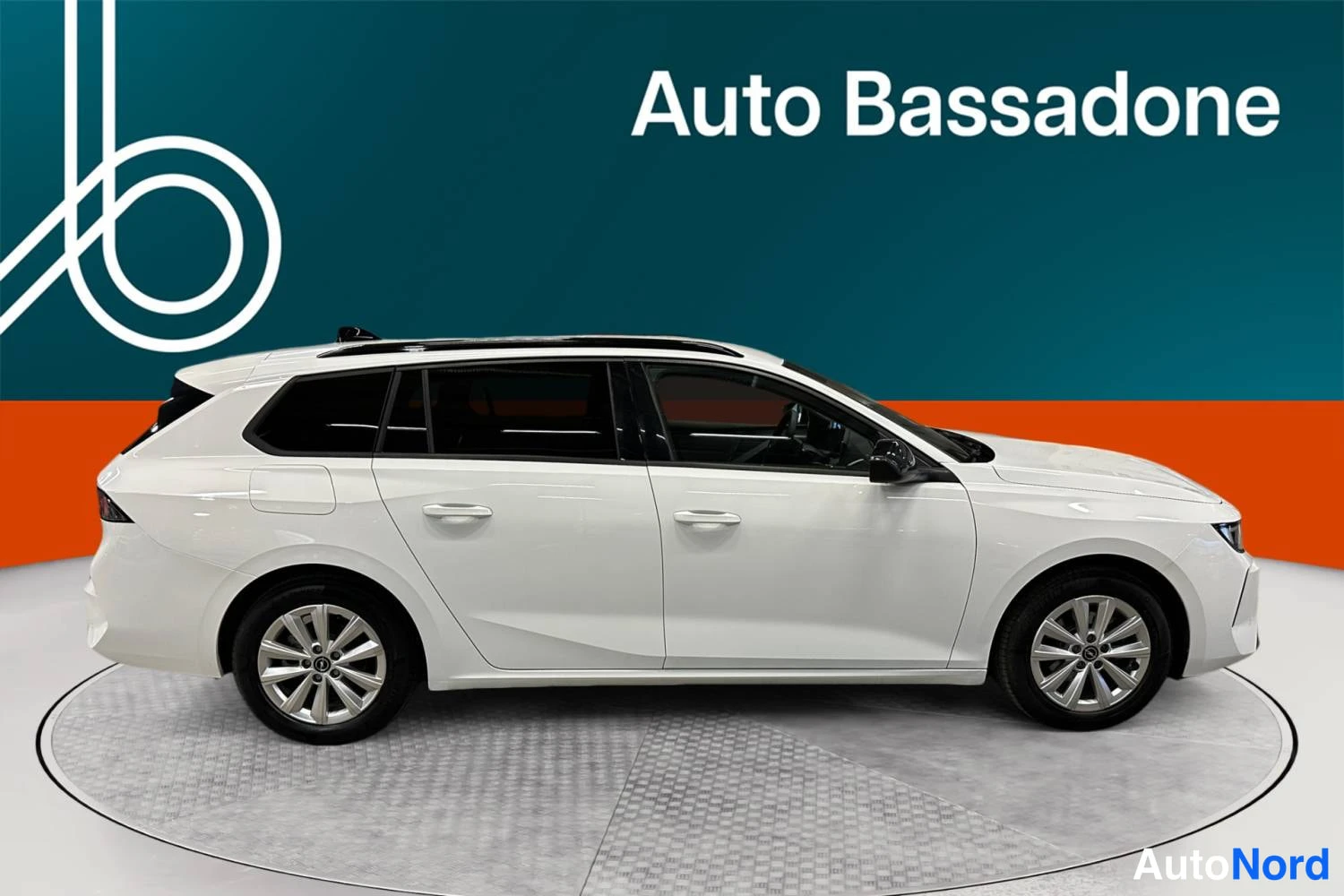 Valkoinen Opel Astra 2024, sivulta, kuva 5