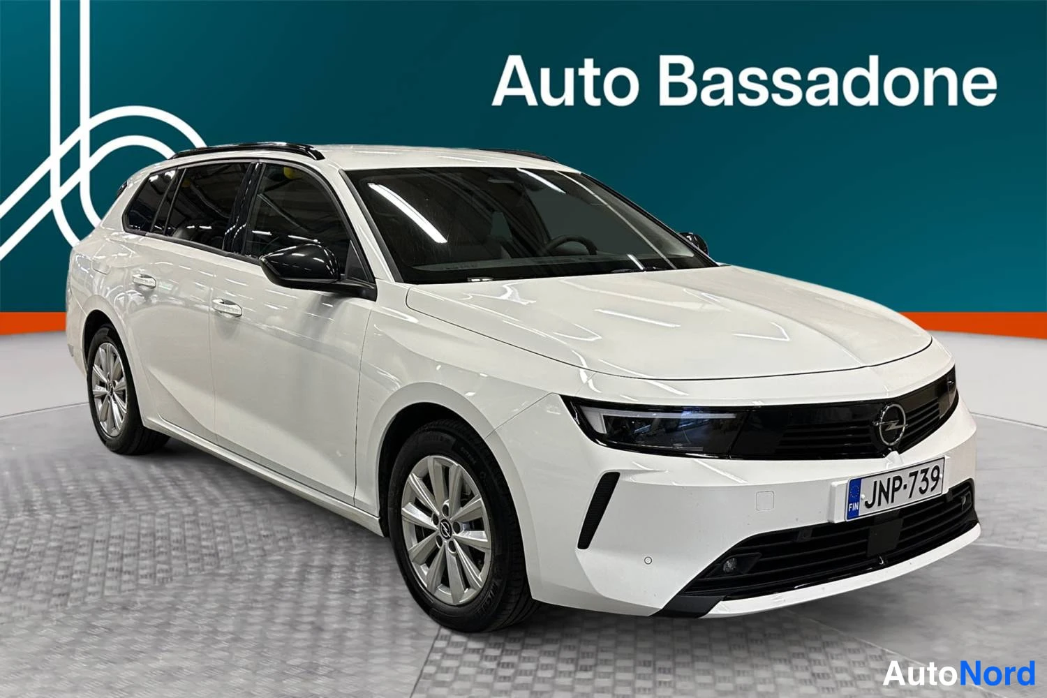 Valkoinen Opel Astra 2024, etuviisto, keula oikealle, kuva 2