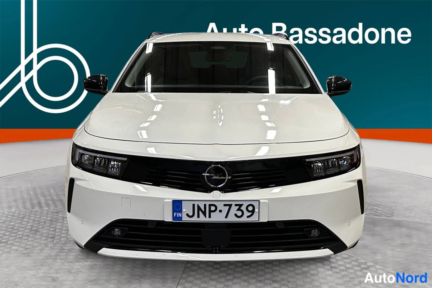 Valkoinen Opel Astra 2024, edestä, kuva 3