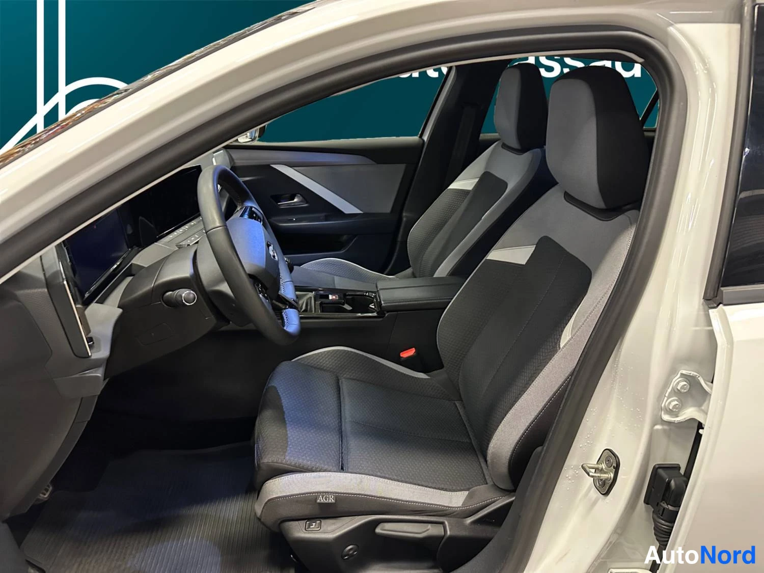Valkoinen Opel Astra 2024, kuva 10