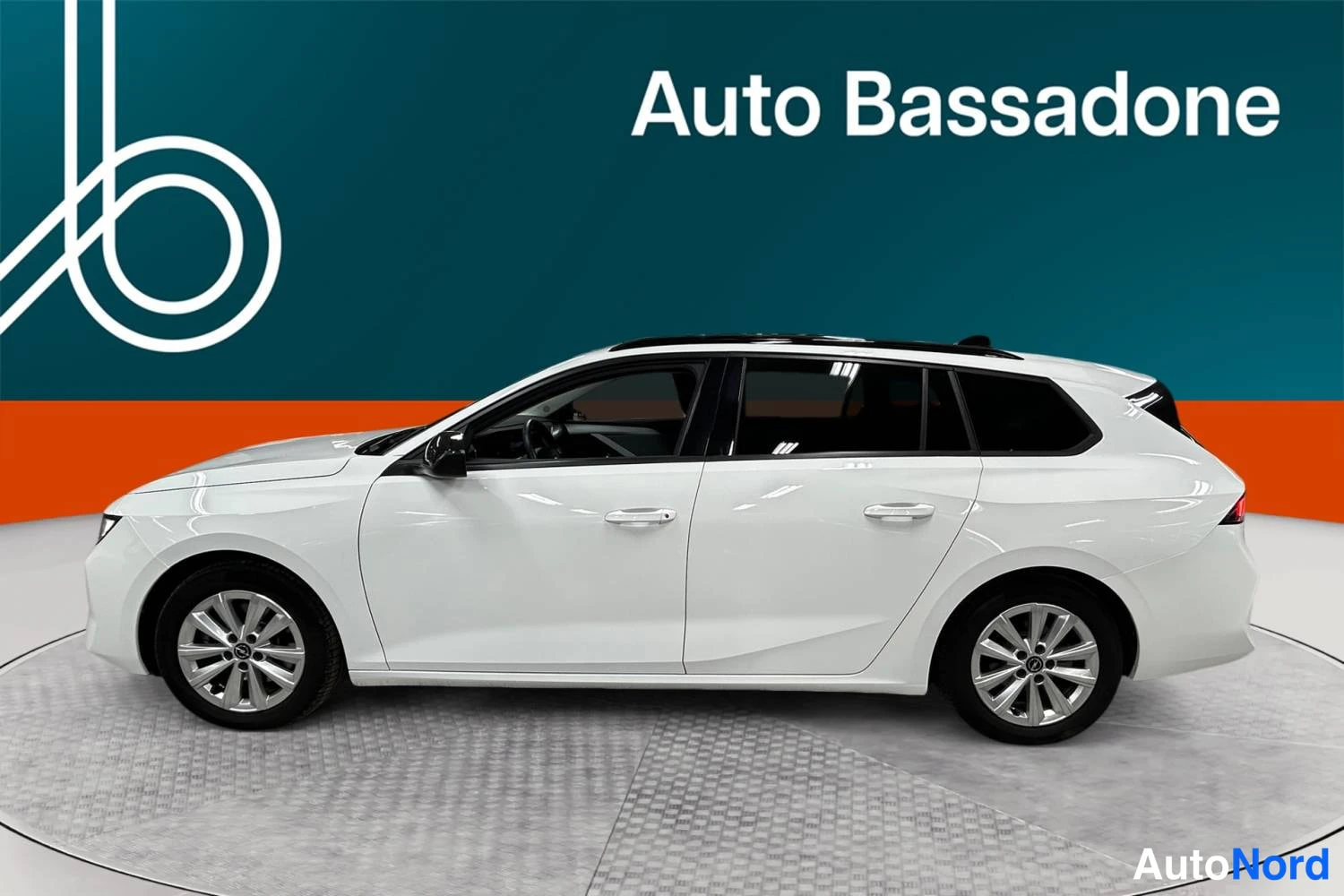 Valkoinen Opel Astra Sports Tourer 2024, sivulta, kuva 5