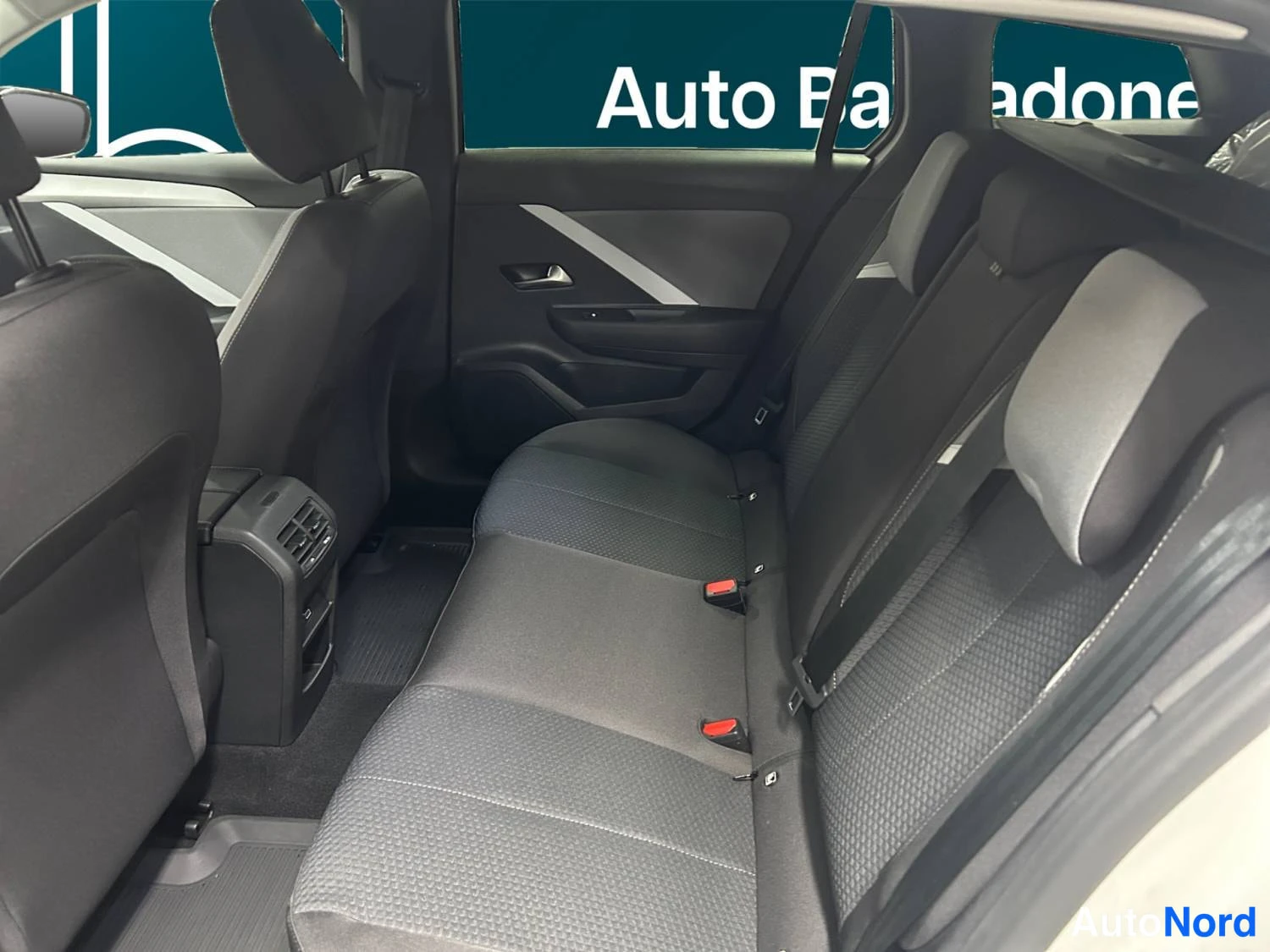 Valkoinen Opel Astra Sports Tourer 2024, kuva 11