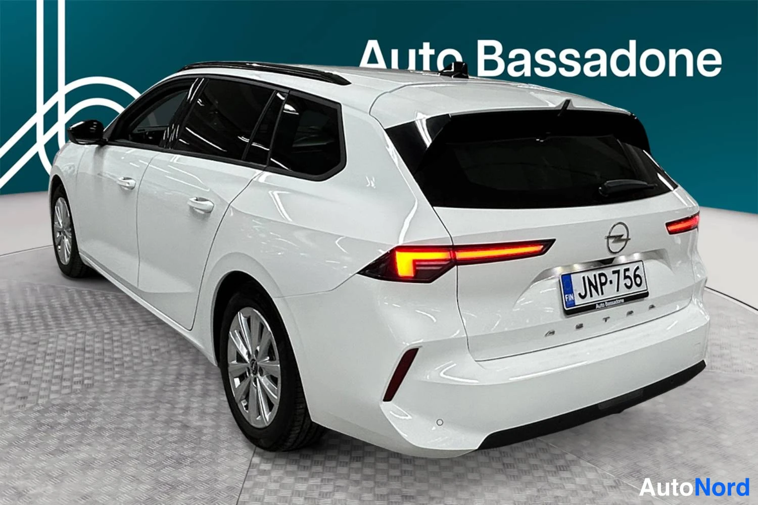 Valkoinen Opel Astra Sports Tourer 2024, takaviisto, kuva 6