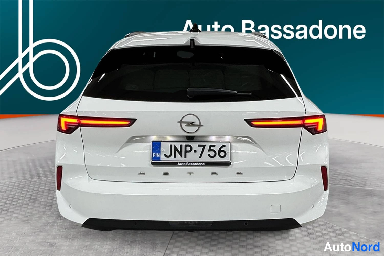Valkoinen Opel Astra Sports Tourer 2024, takaa, kuva 8
