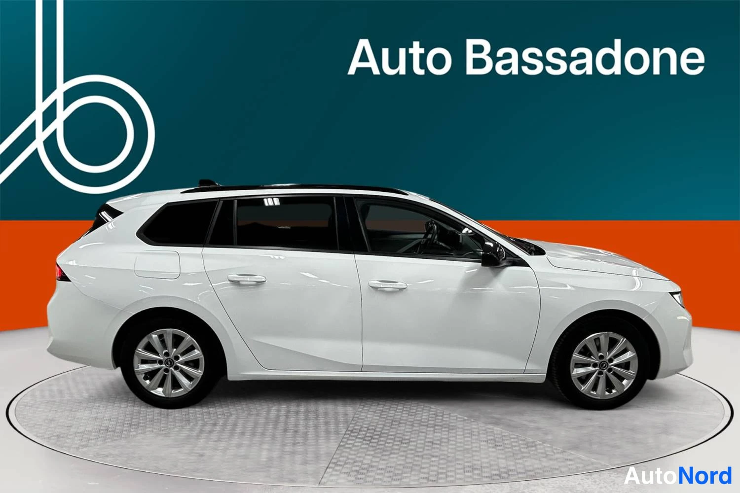 Valkoinen Opel Astra Sports Tourer 2024, sivulta, kuva 4