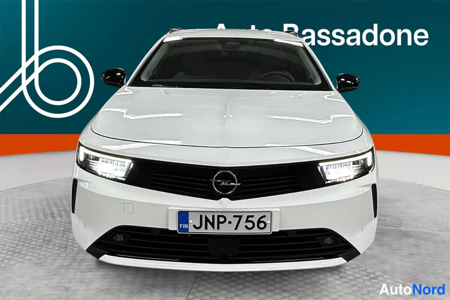 Valkoinen Opel Astra Sports Tourer 2024, edestä, kuva 3