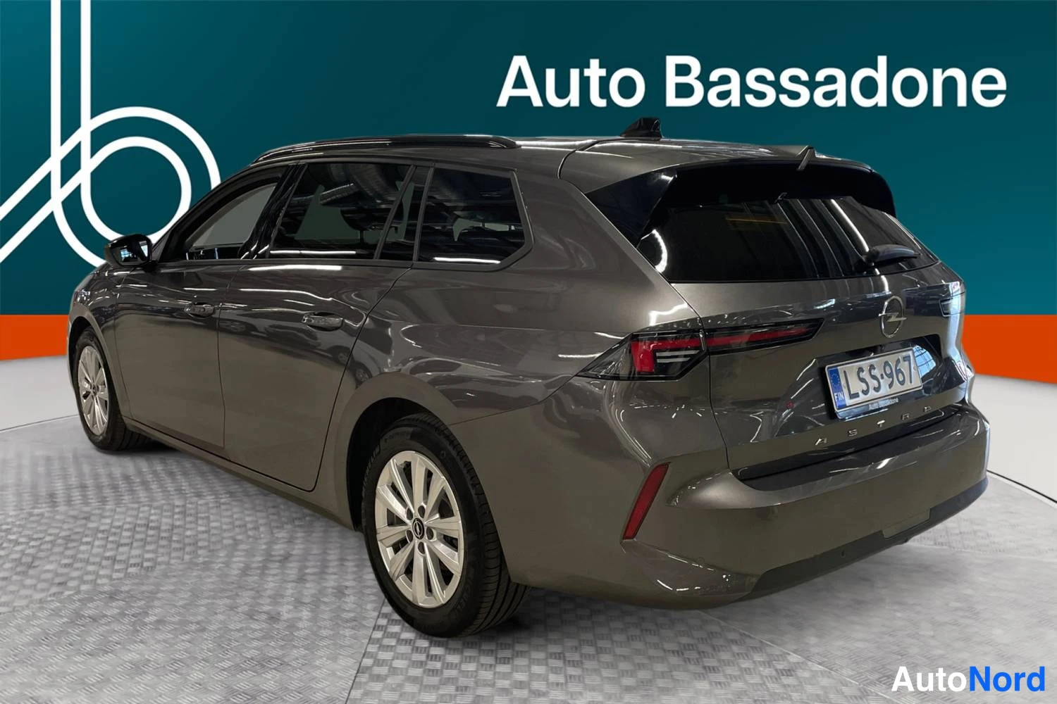 Grå Opel Astra Sports Tourer 2024, snett bakifrån, bild 3