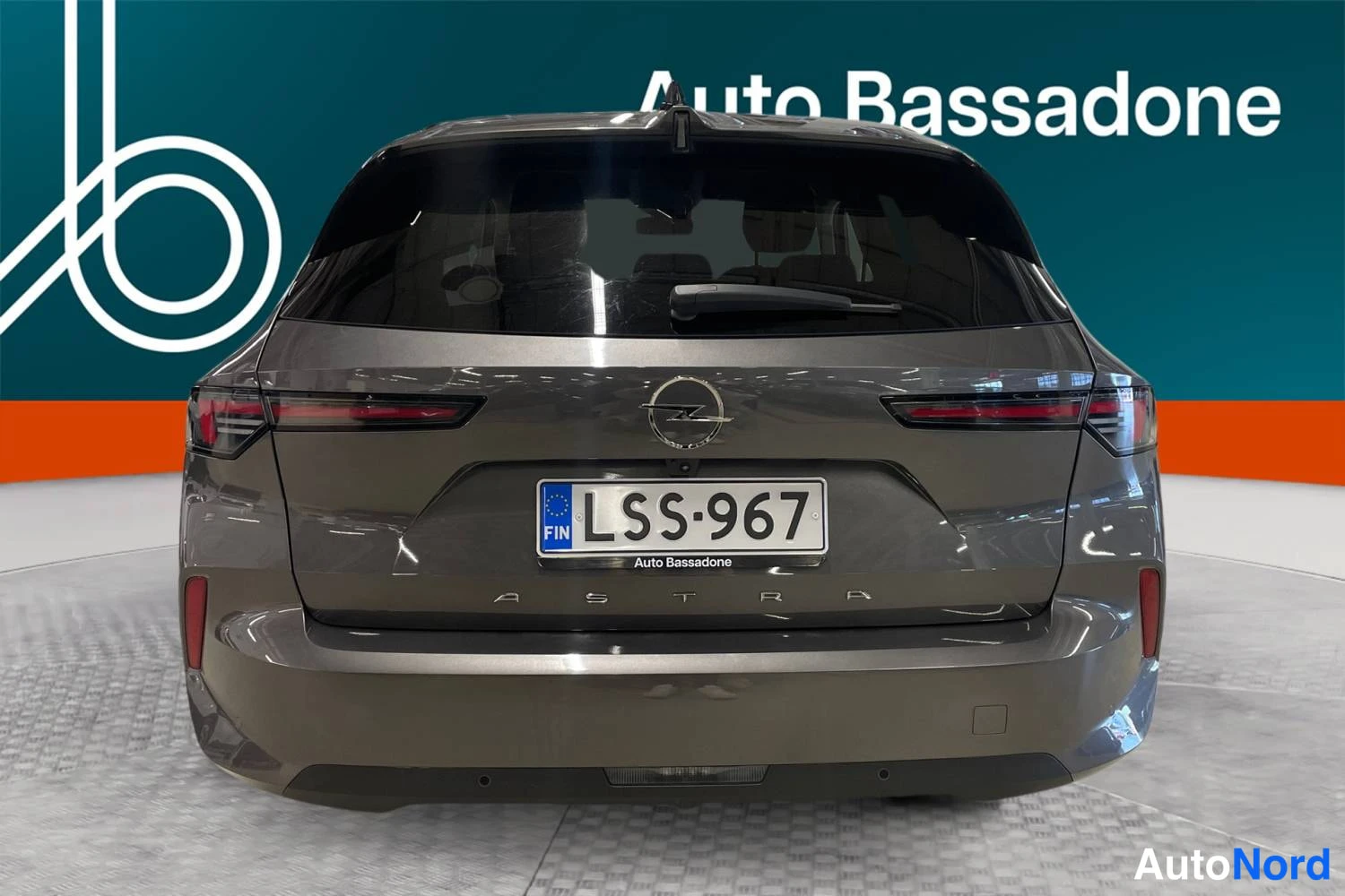 Grå Opel Astra Sports Tourer 2024, bakifrån, bild 4