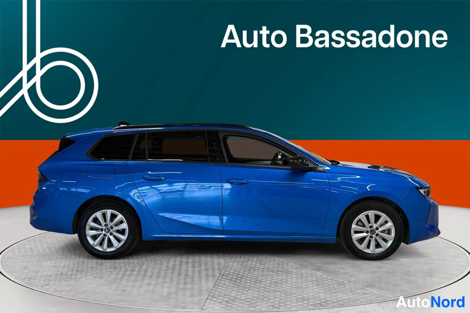 Sininen Opel Astra Sports Tourer 2024, sivulta, kuva 5