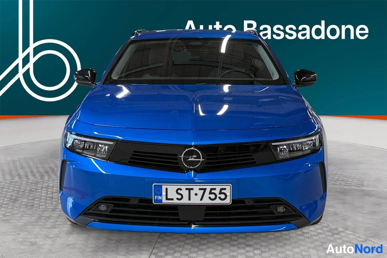 Sininen Opel Astra Sports Tourer 2024, edestä, kuva 3