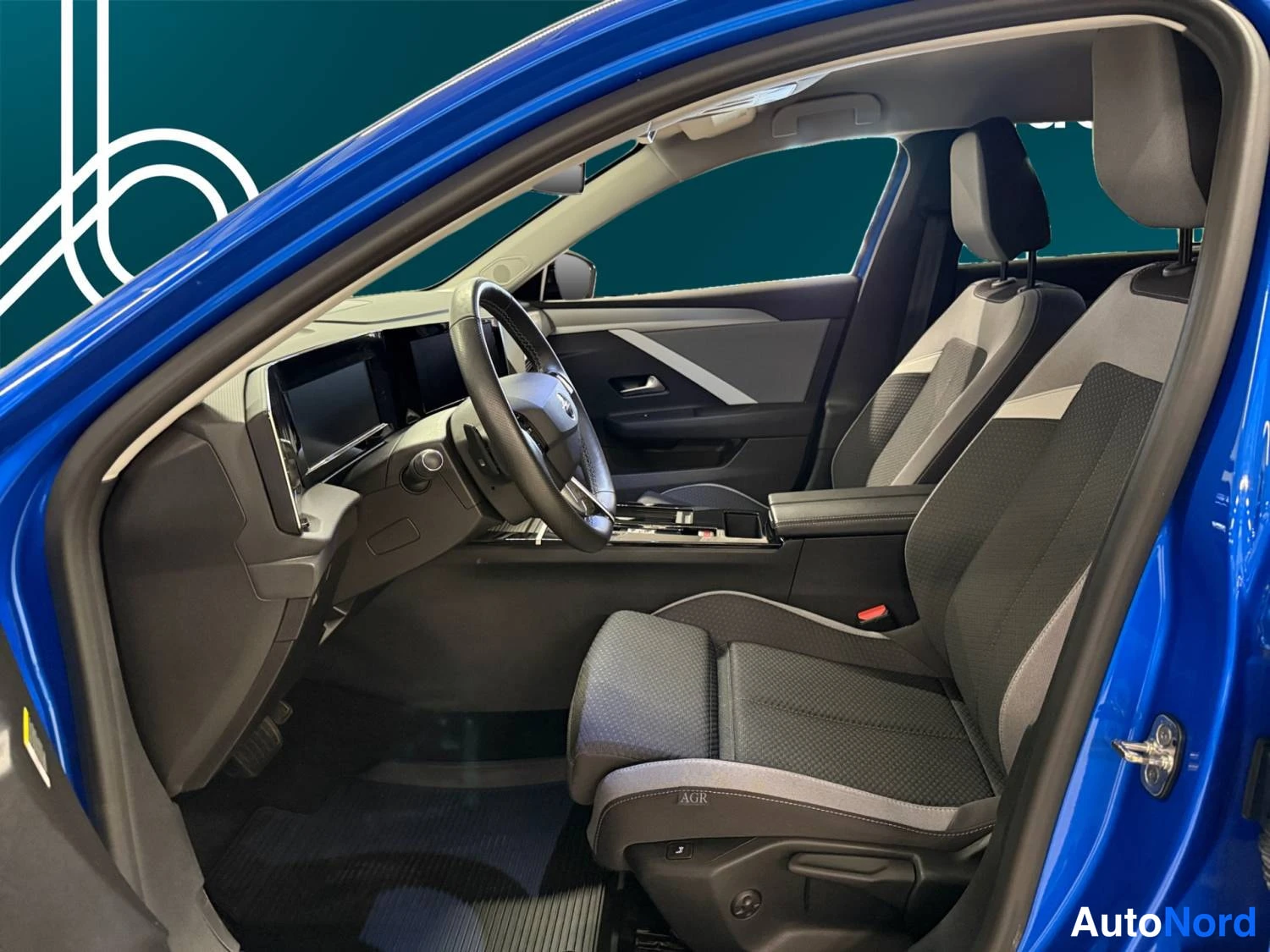 Sininen Opel Astra Sports Tourer 2024, kuva 9