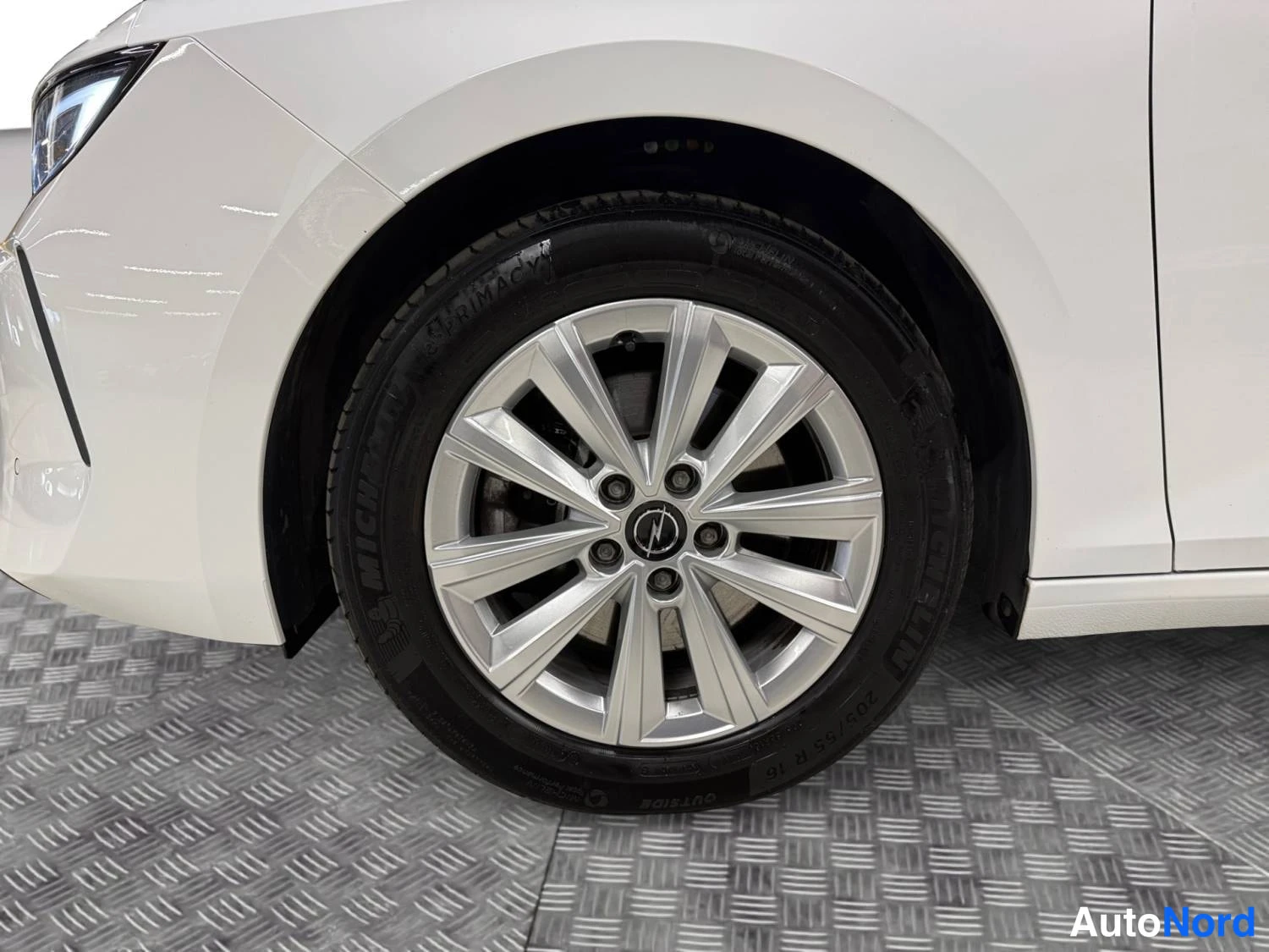 Valkoinen Opel Astra Sports Tourer 2024, etuviisto, keula vasemmalle, kuva 2