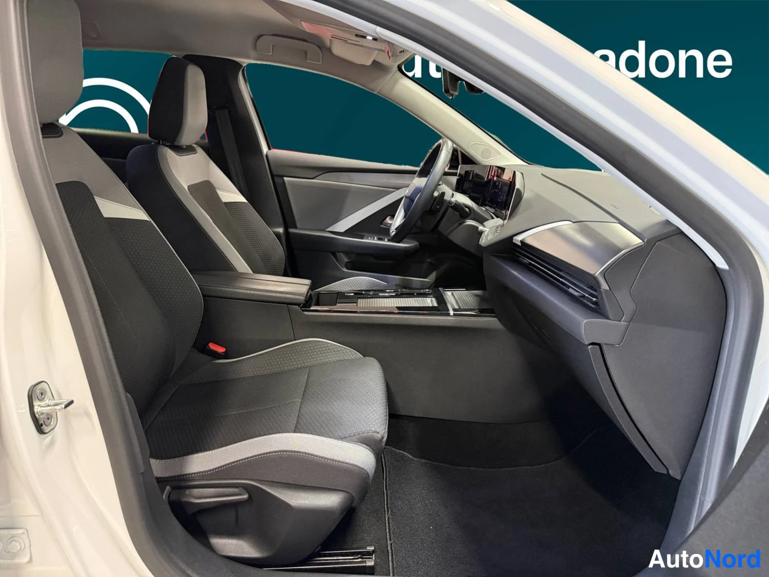 Valkoinen Opel Astra Sports Tourer 2024, kuva 15