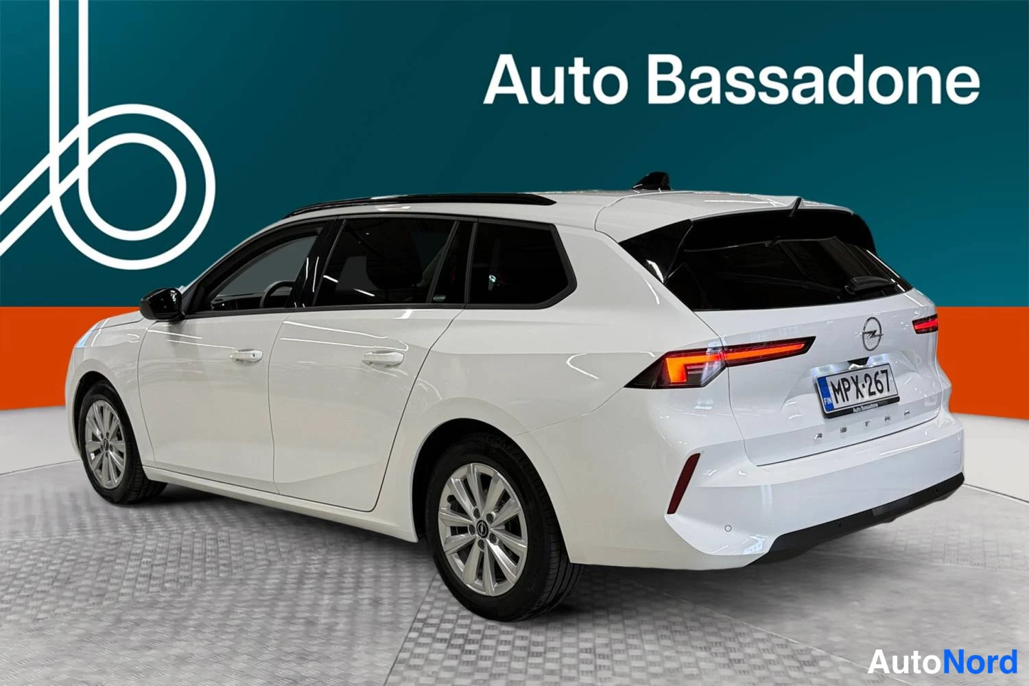 Valkoinen Opel Astra Sports Tourer 2024, takaviisto, kuva 8