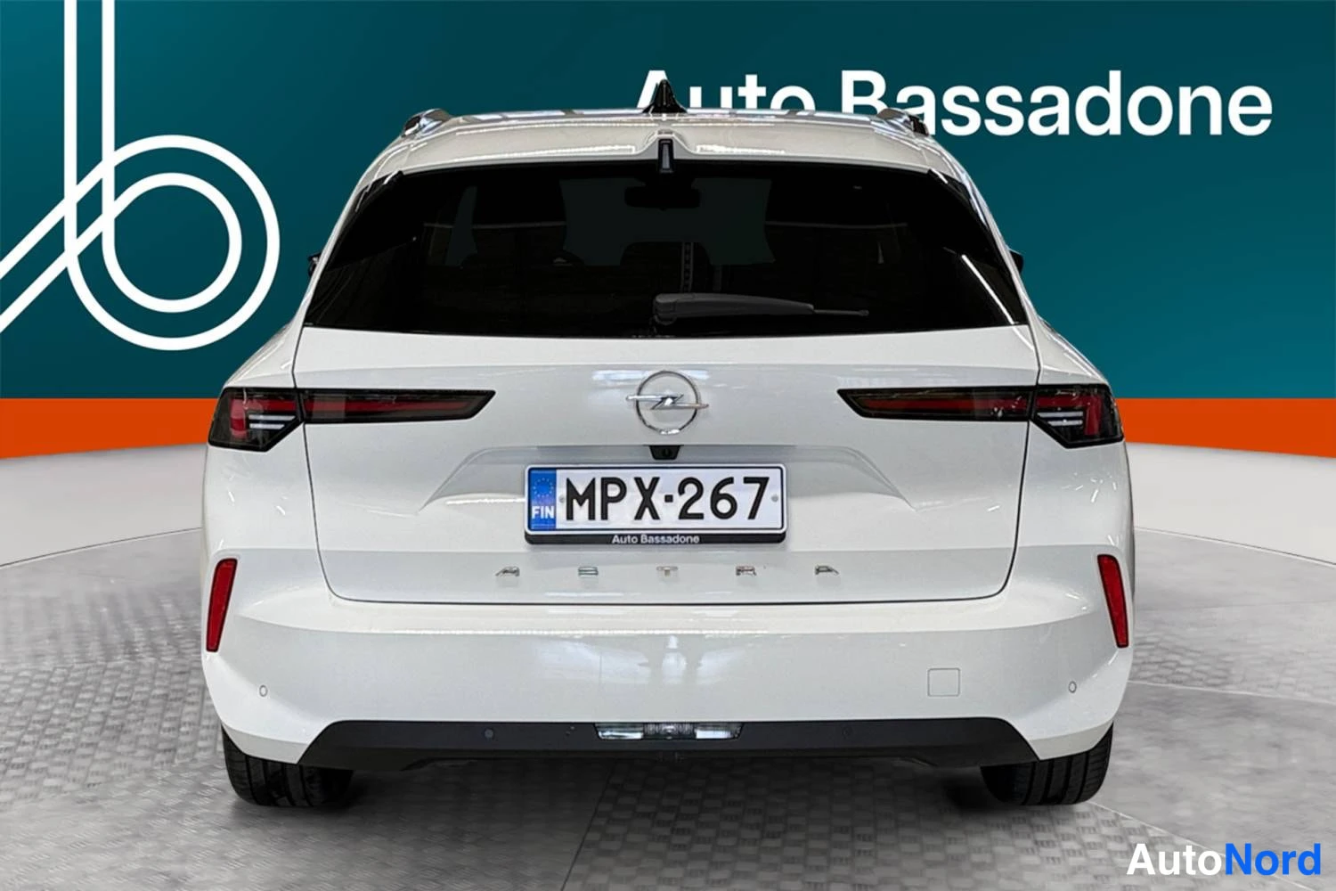 Valkoinen Opel Astra Sports Tourer 2024, takaa, kuva 9