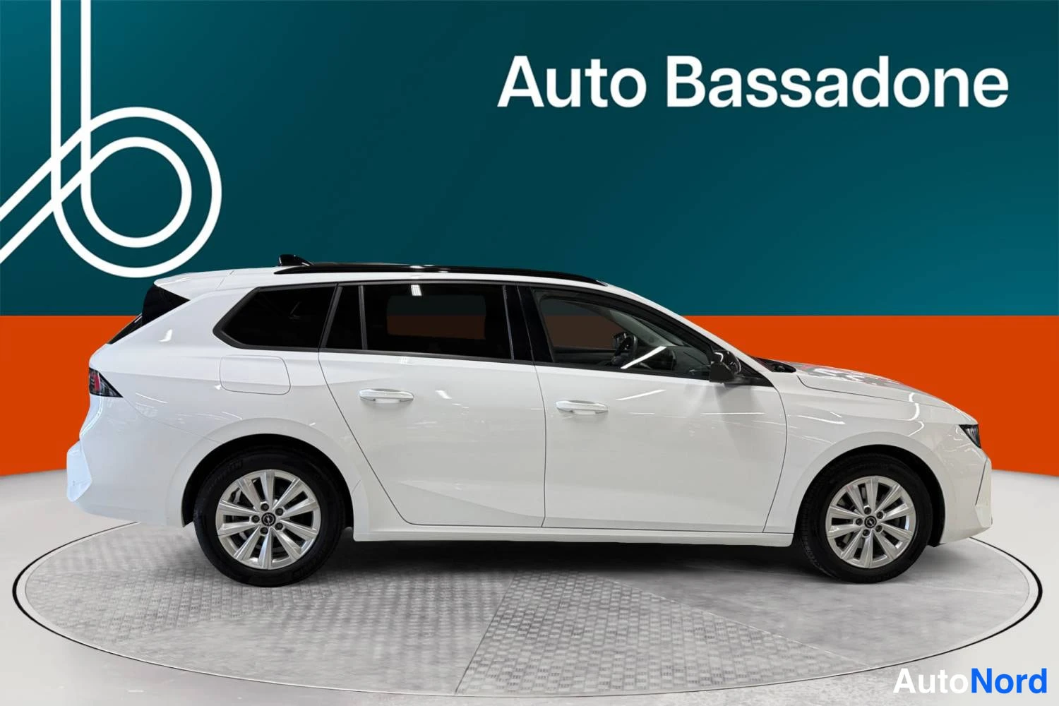 Valkoinen Opel Astra Sports Tourer 2024, etuviisto, keula oikealle, kuva 3