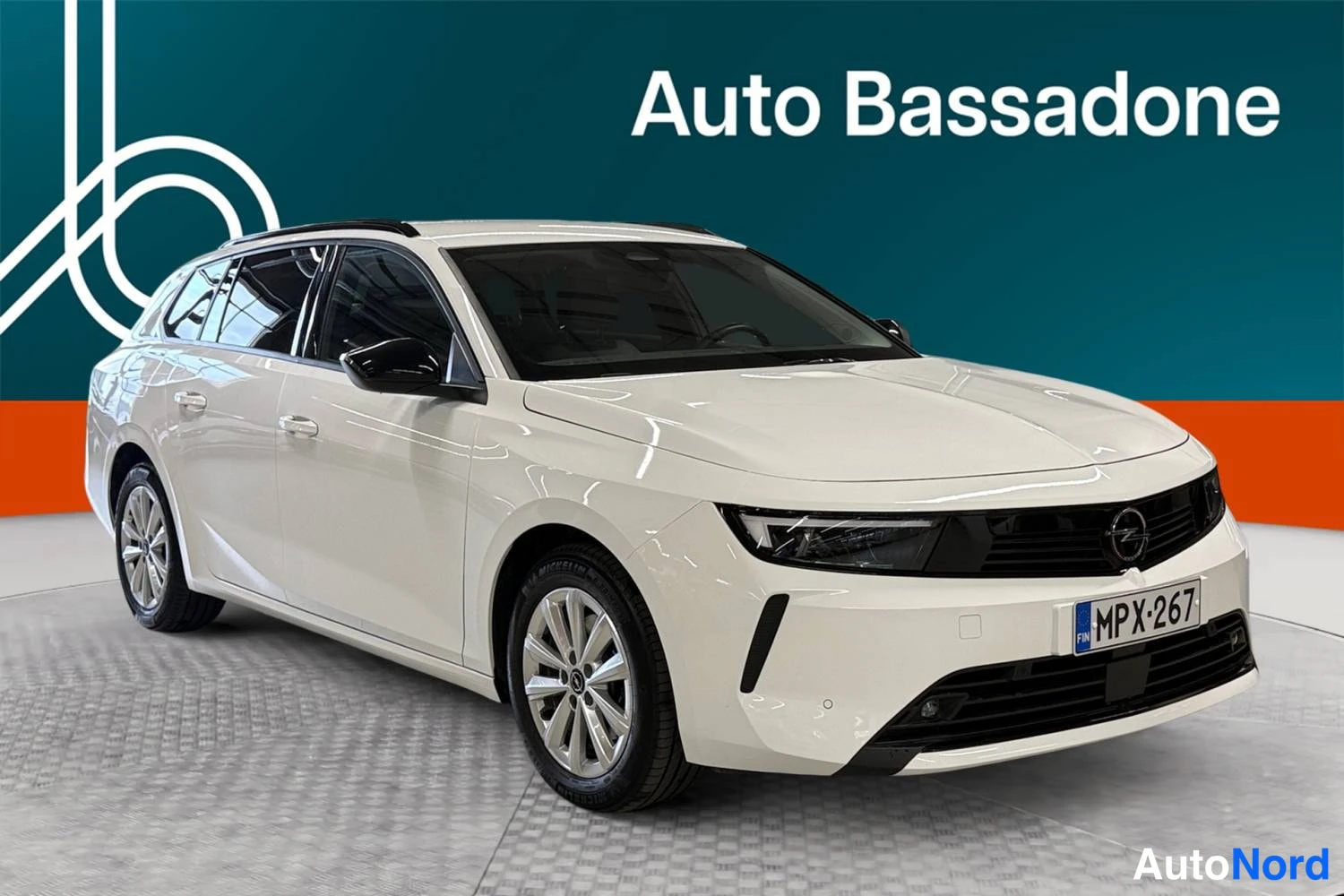 Valkoinen Opel Astra Sports Tourer 2024, etuviisto, keula oikealle, kuva 4