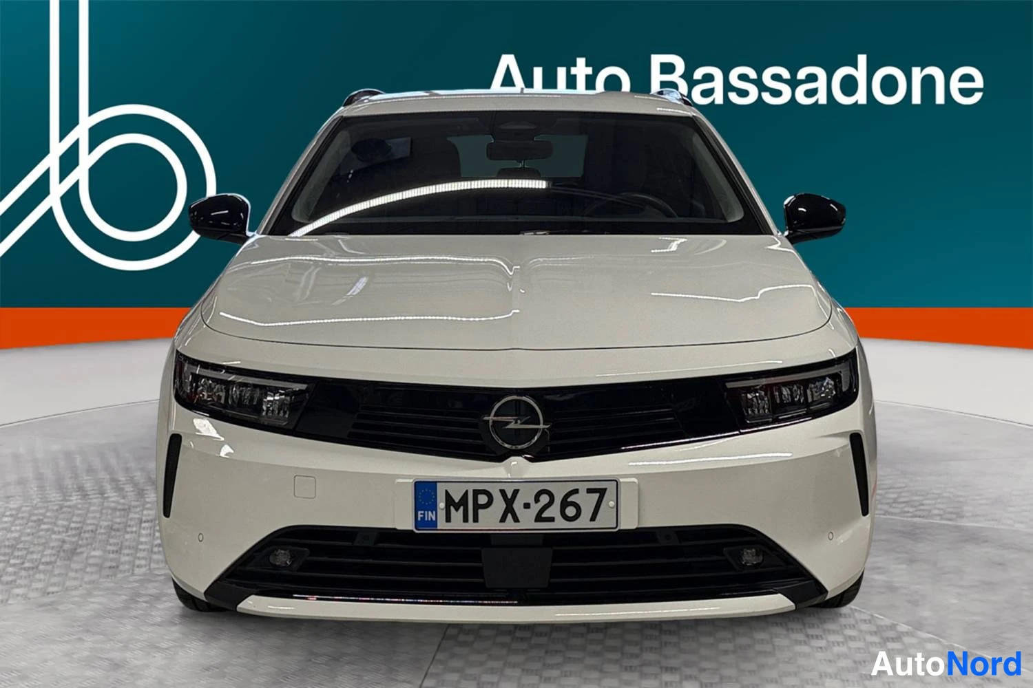 Valkoinen Opel Astra Sports Tourer 2024, edestä, kuva 5