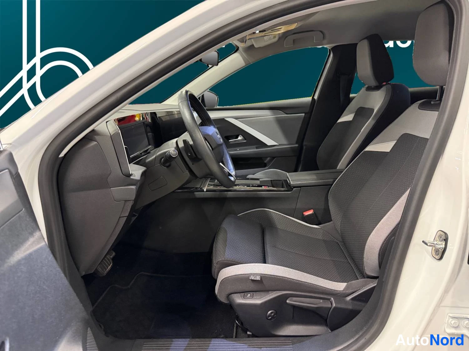 Valkoinen Opel Astra Sports Tourer 2024, kuva 10