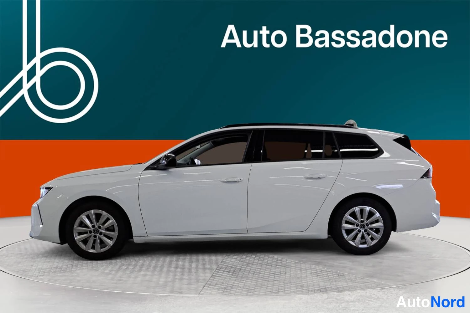White Opel Astra Sports Tourer 2024, side, photo 5
