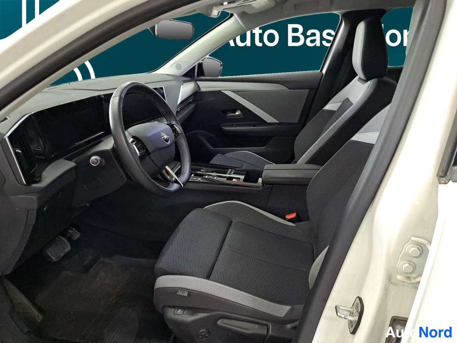 White Opel Astra Sports Tourer 2024, photo 17
