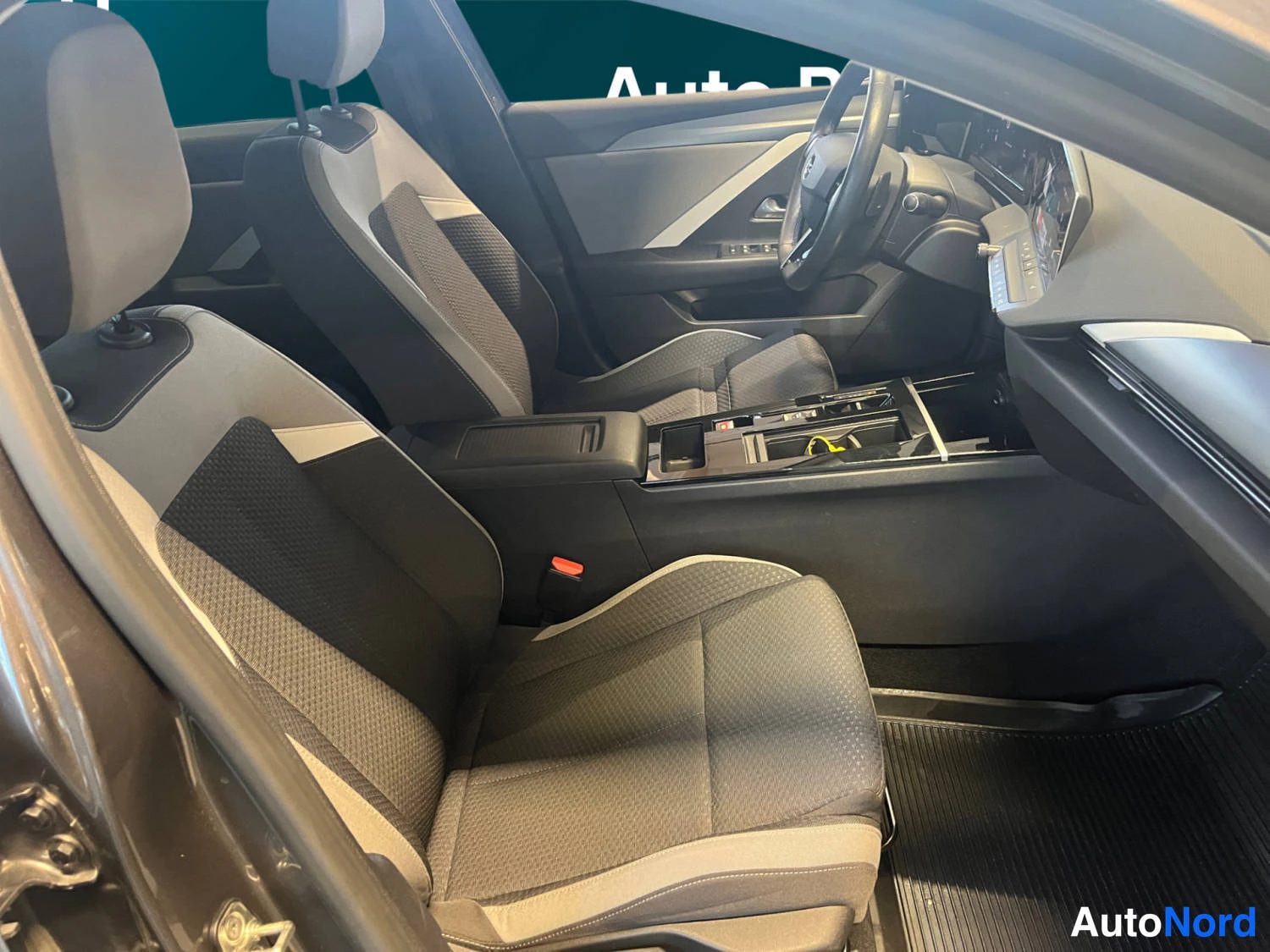 Harmaa Opel Astra 2024, kuva 15