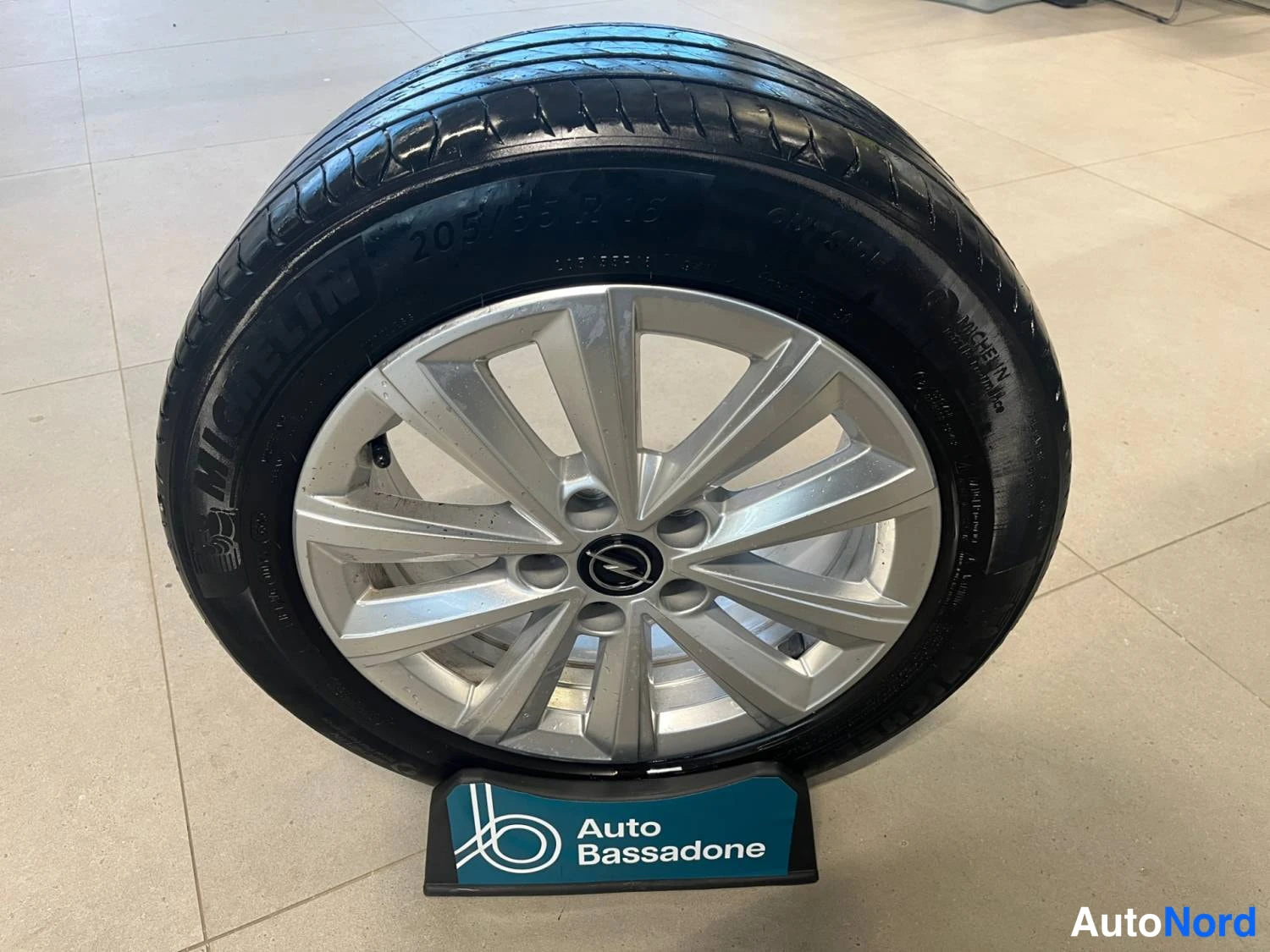 Harmaa Opel Astra 2024, kuva 18