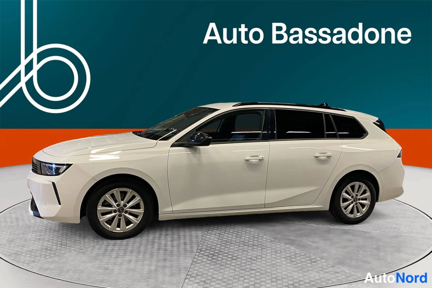 Valkoinen Opel Astra Sports Tourer 2024, etuviisto, keula vasemmalle, kuva 2
