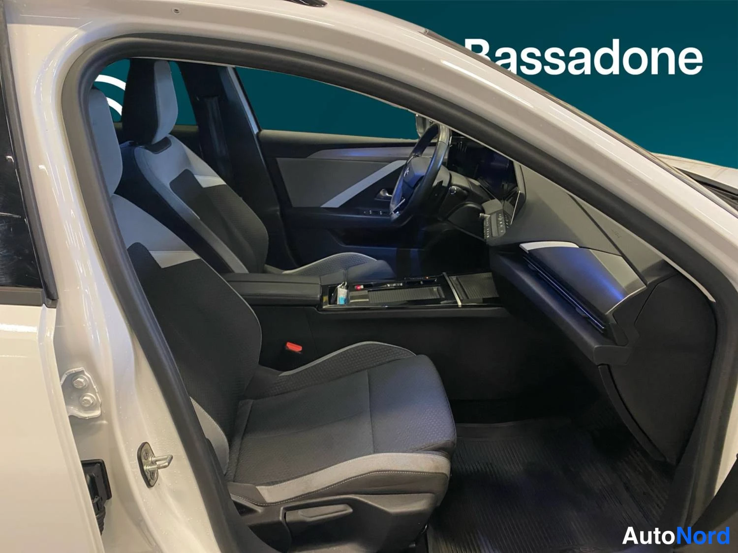 Valkoinen Opel Astra Sports Tourer 2024, kuva 26