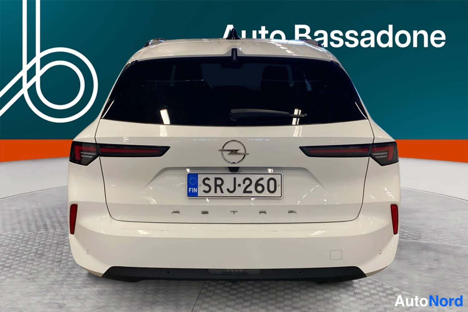 Valkoinen Opel Astra Sports Tourer 2024, takaa, kuva 9
