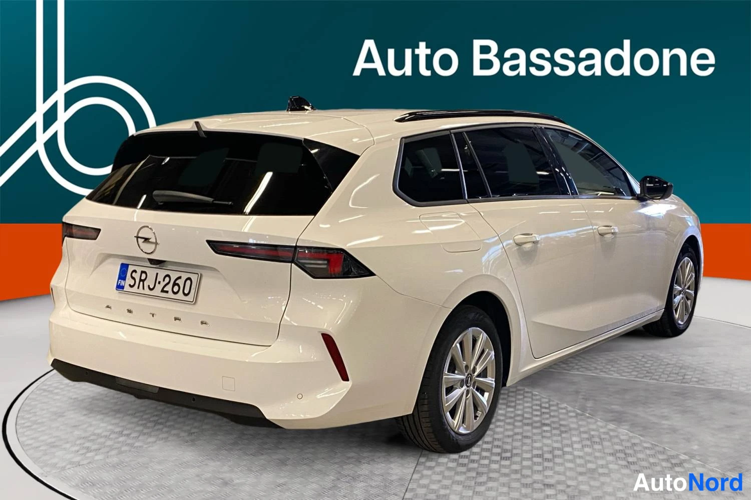Valkoinen Opel Astra Sports Tourer 2024, takaviisto, kuva 8