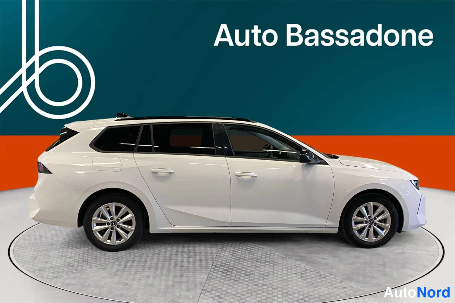 Valkoinen Opel Astra Sports Tourer 2024, sivulta, kuva 5