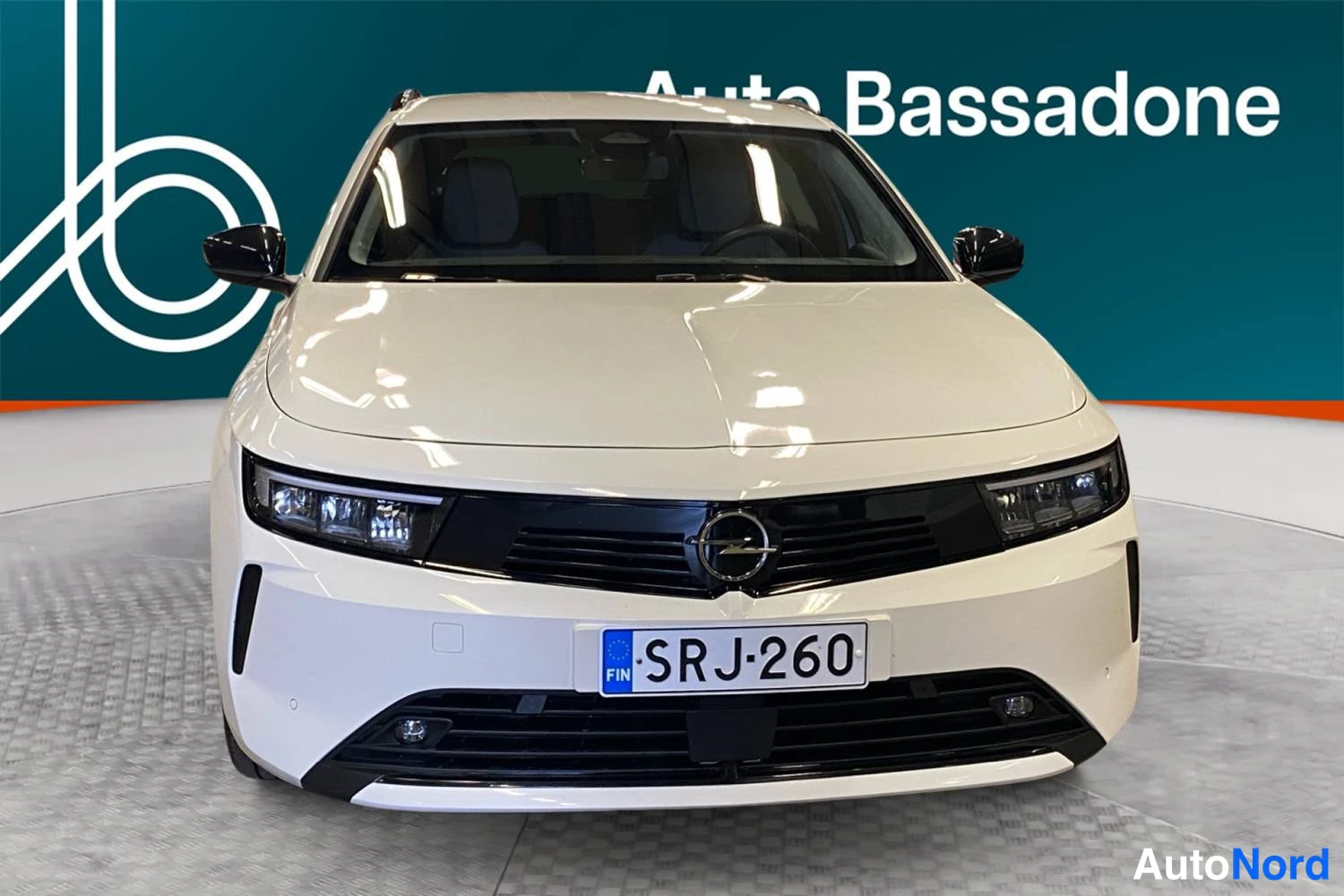 Valkoinen Opel Astra Sports Tourer 2024, edestä, kuva 4