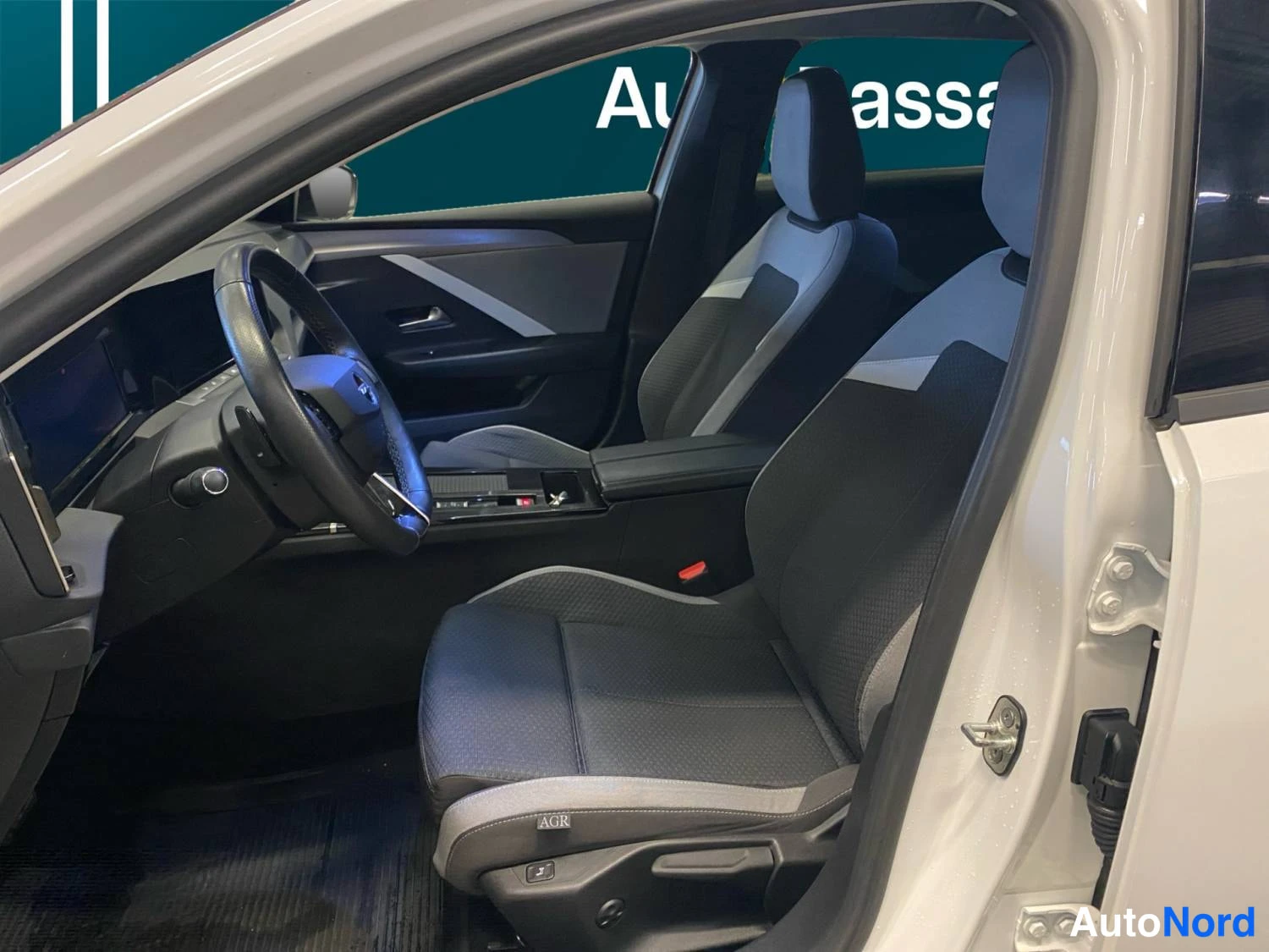 Valkoinen Opel Astra Sports Tourer 2024, kuva 21