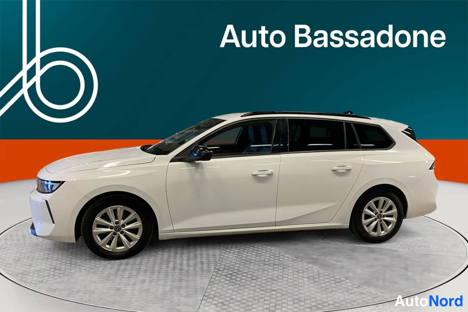 Valkoinen Opel Astra Sports Tourer 2024, etuviisto, keula vasemmalle, kuva 2