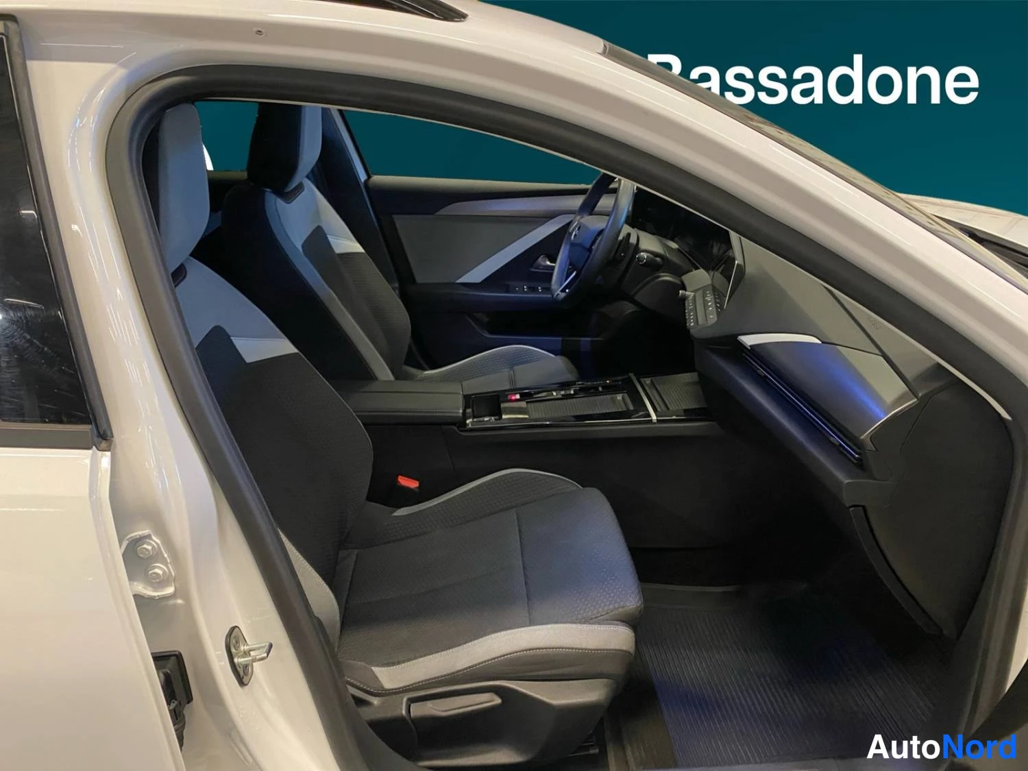 Valkoinen Opel Astra Sports Tourer 2024, kuva 18