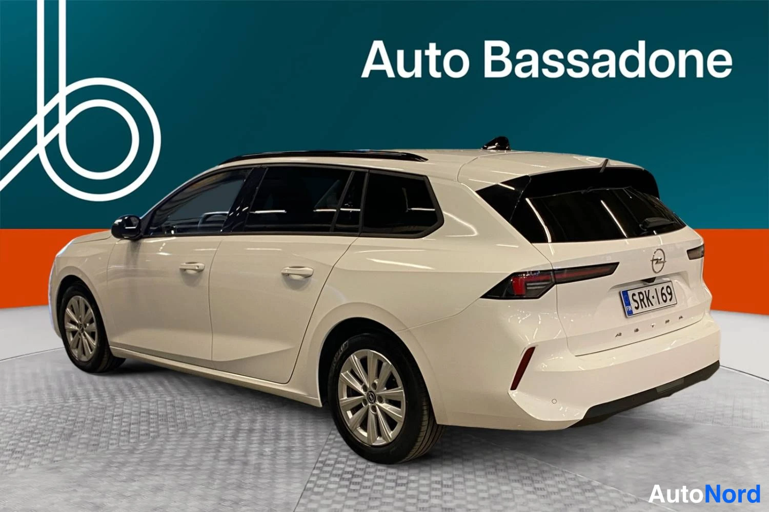 Valkoinen Opel Astra Sports Tourer 2024, takaviisto, kuva 7