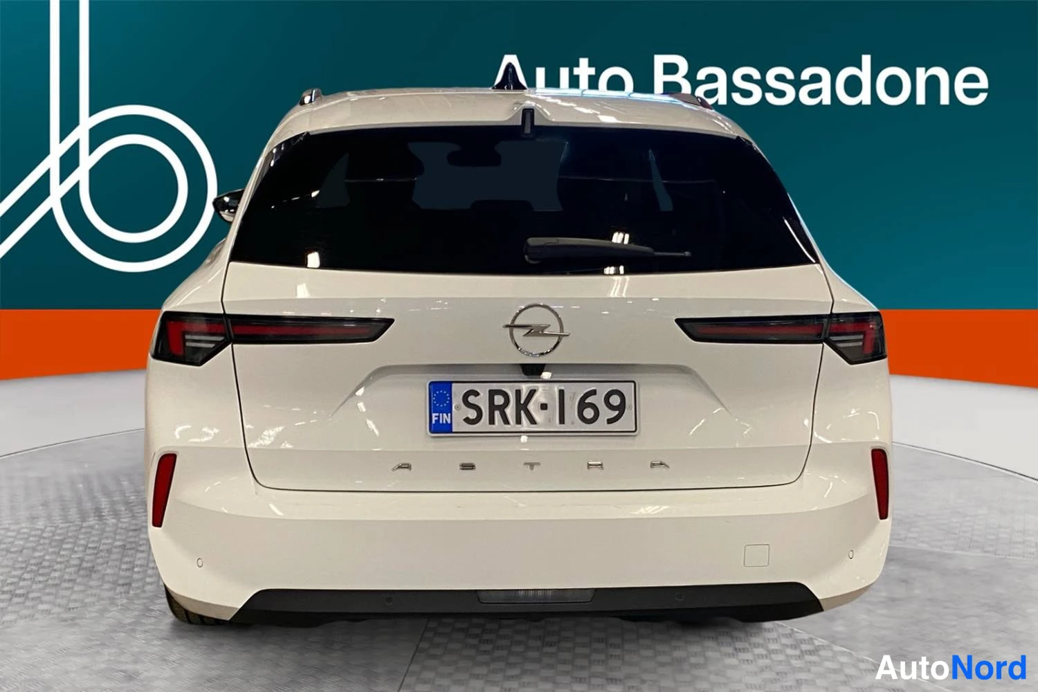 Valkoinen Opel Astra Sports Tourer 2024, takaa, kuva 11