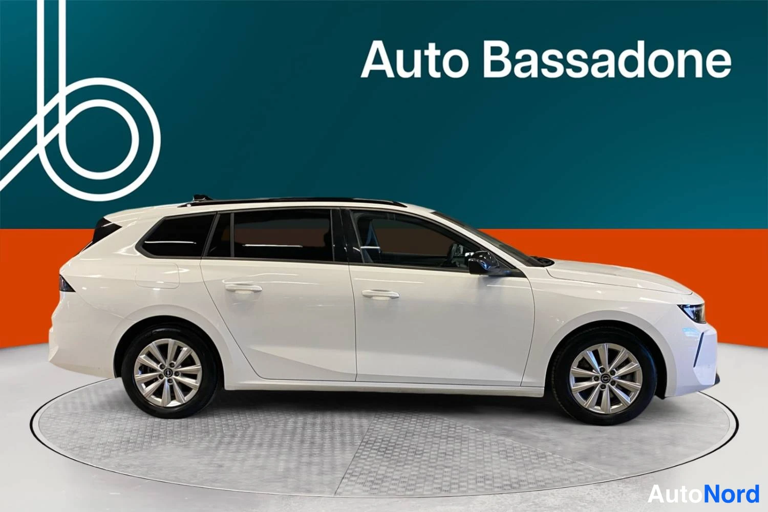 Valkoinen Opel Astra Sports Tourer 2024, etuviisto, keula oikealle, kuva 3