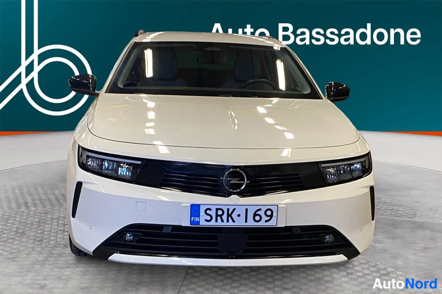 Valkoinen Opel Astra Sports Tourer 2024, edestä, kuva 5