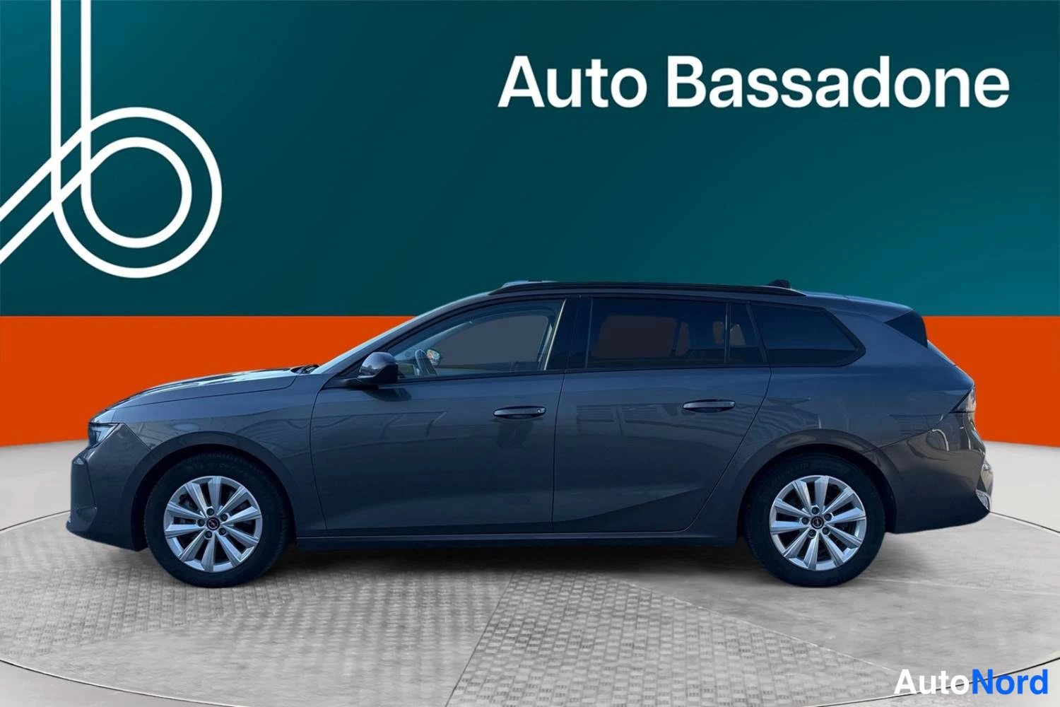 Harmaa Opel Astra Sports Tourer 2024, etuviisto, keula vasemmalle, kuva 2