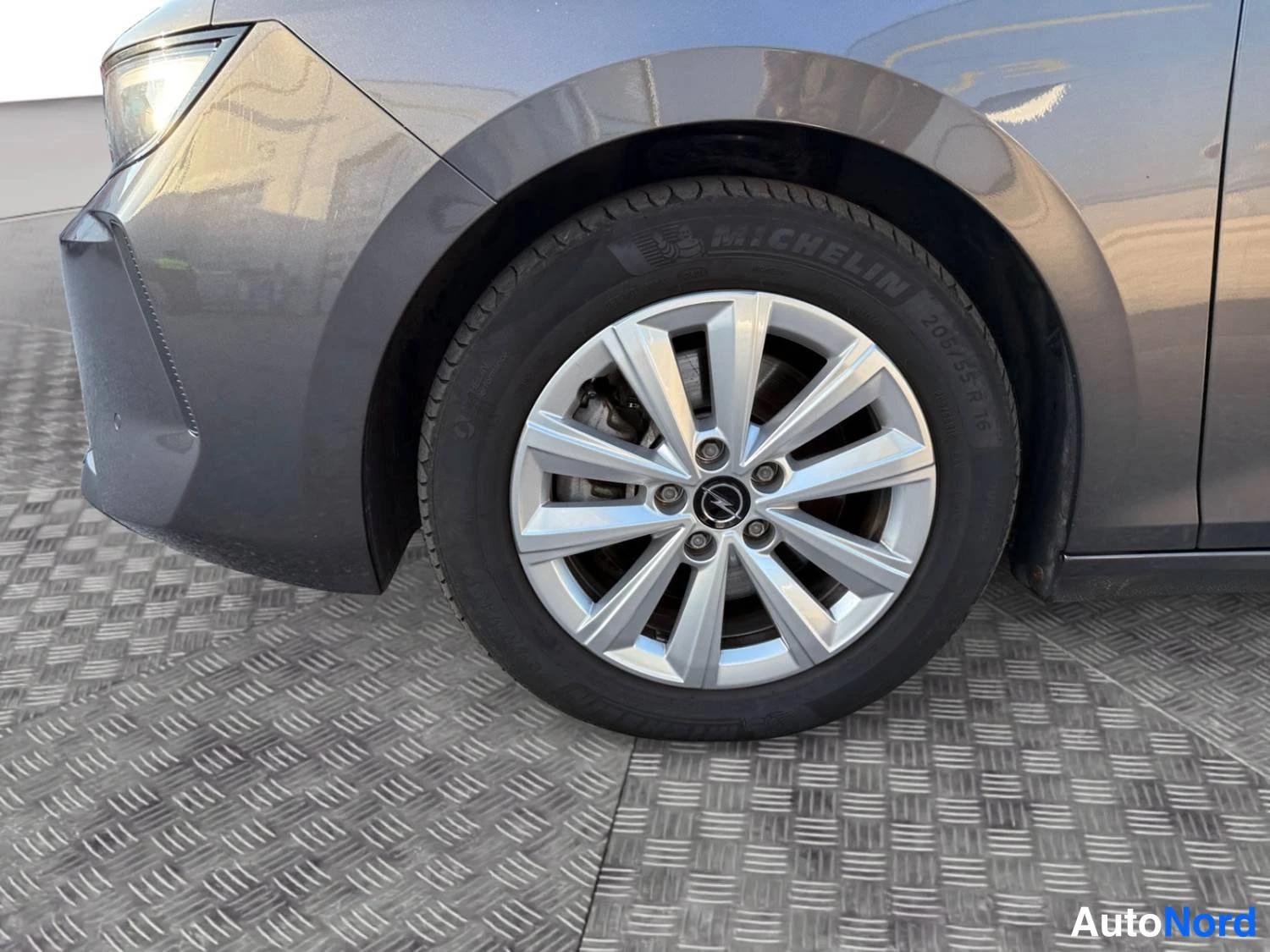 Harmaa Opel Astra Sports Tourer 2024, etuviisto, keula vasemmalle, kuva 3