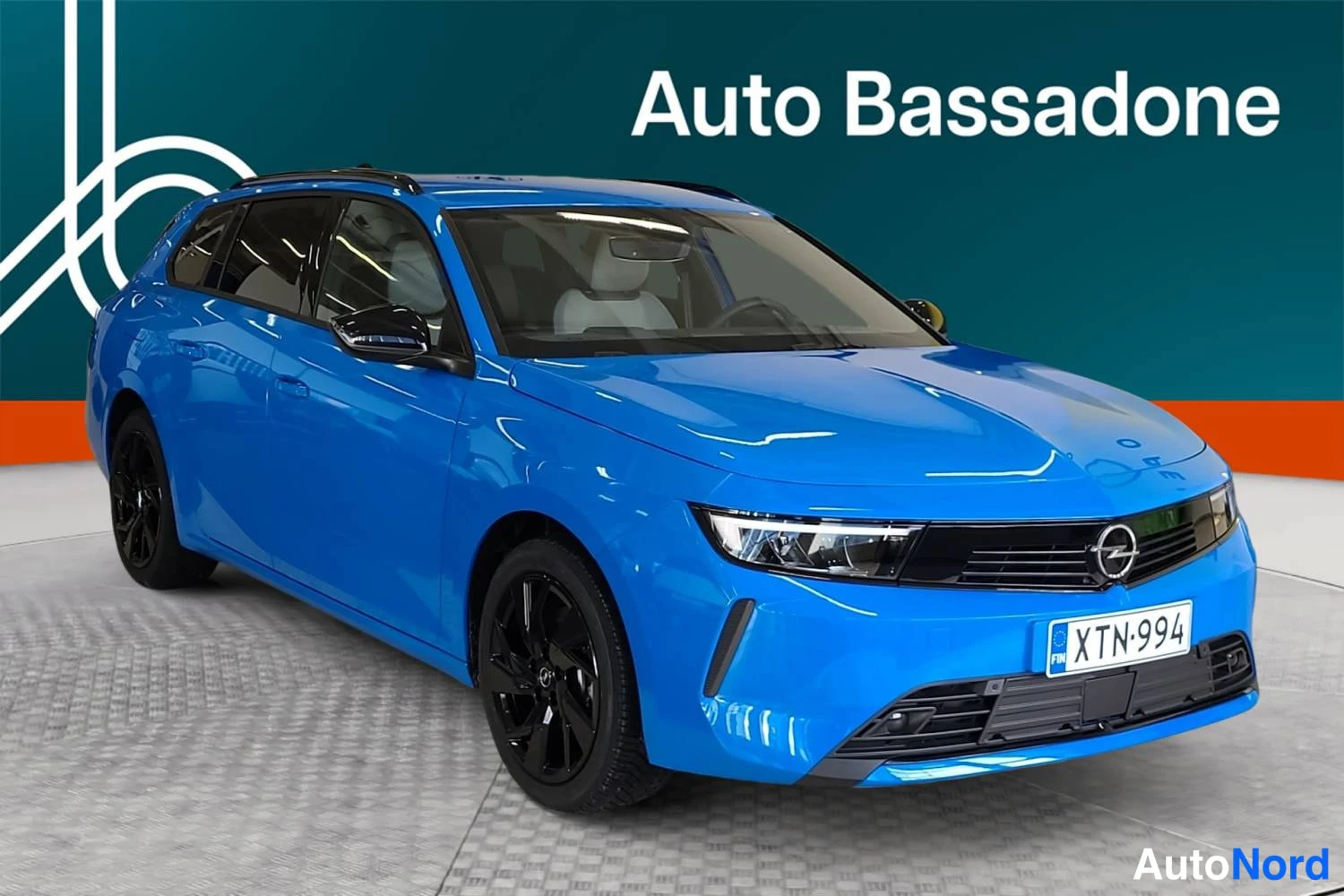 Blue Opel Astra sports tourer 2026, front three-quarter, nose to the right, photo 2