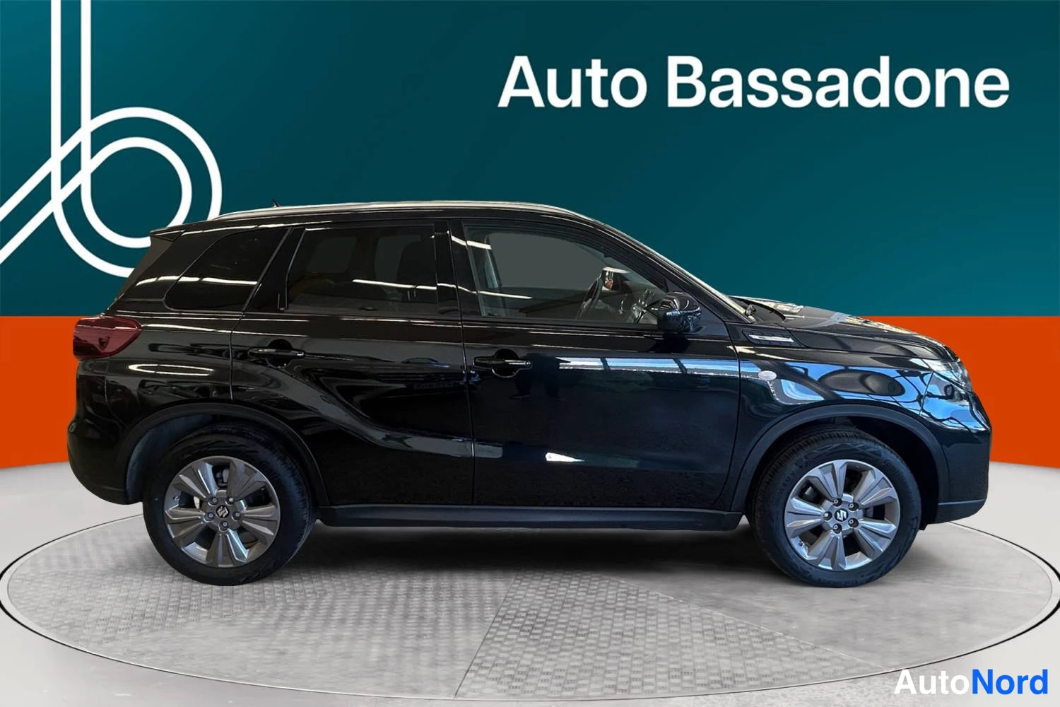 Musta Suzuki Vitara 2024, etuviisto, keula oikealle, kuva 2