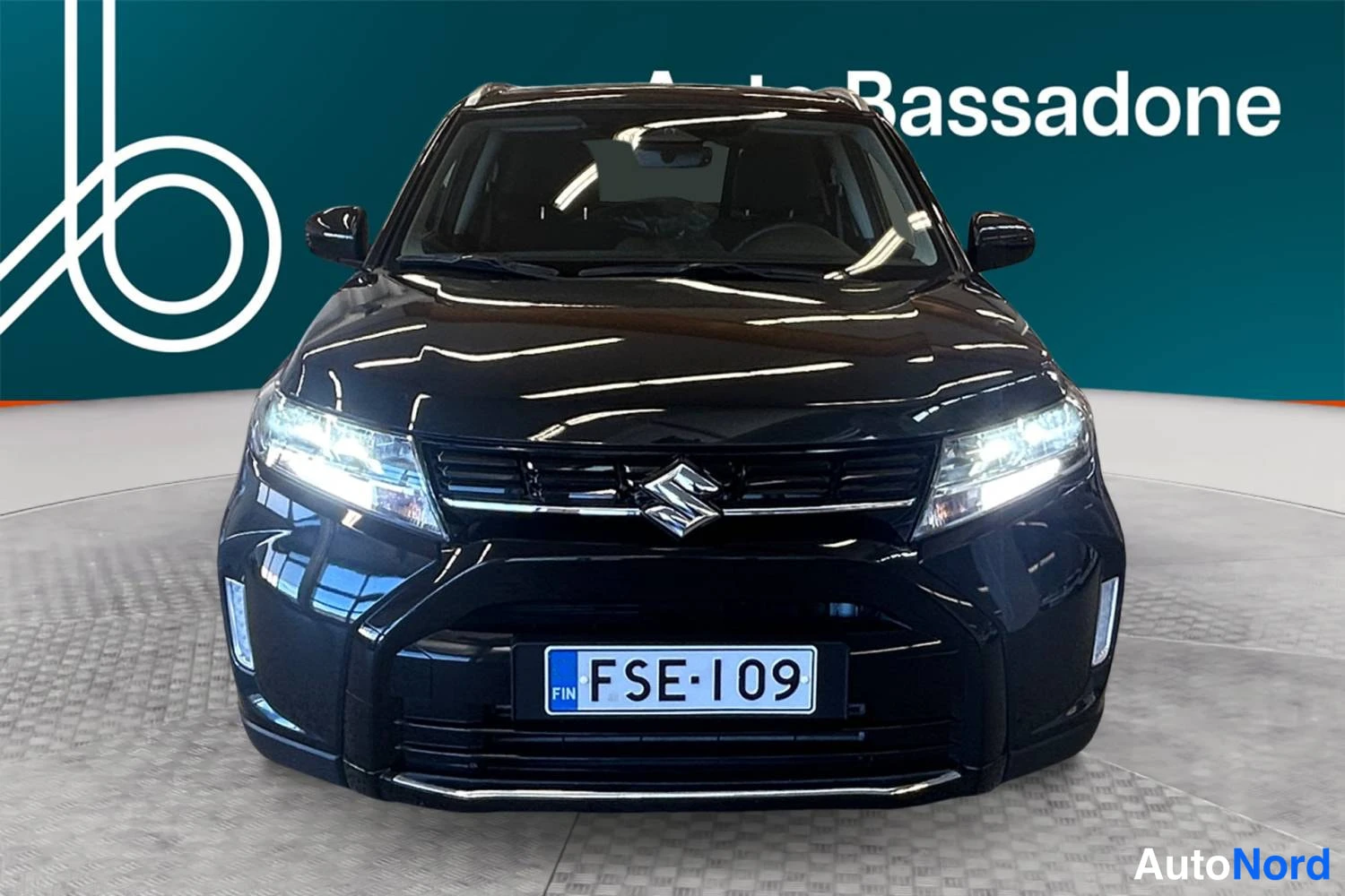 Musta Suzuki Vitara 2024, edestä, kuva 4