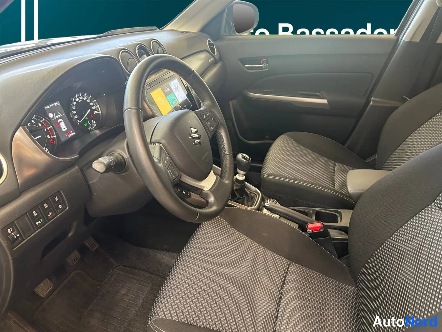 Musta Suzuki Vitara 2024, ohjaamo, kuva 9