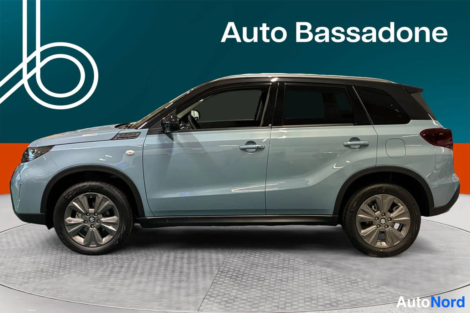 Sininen Suzuki Vitara 2026, etuviisto, keula vasemmalle, kuva 2